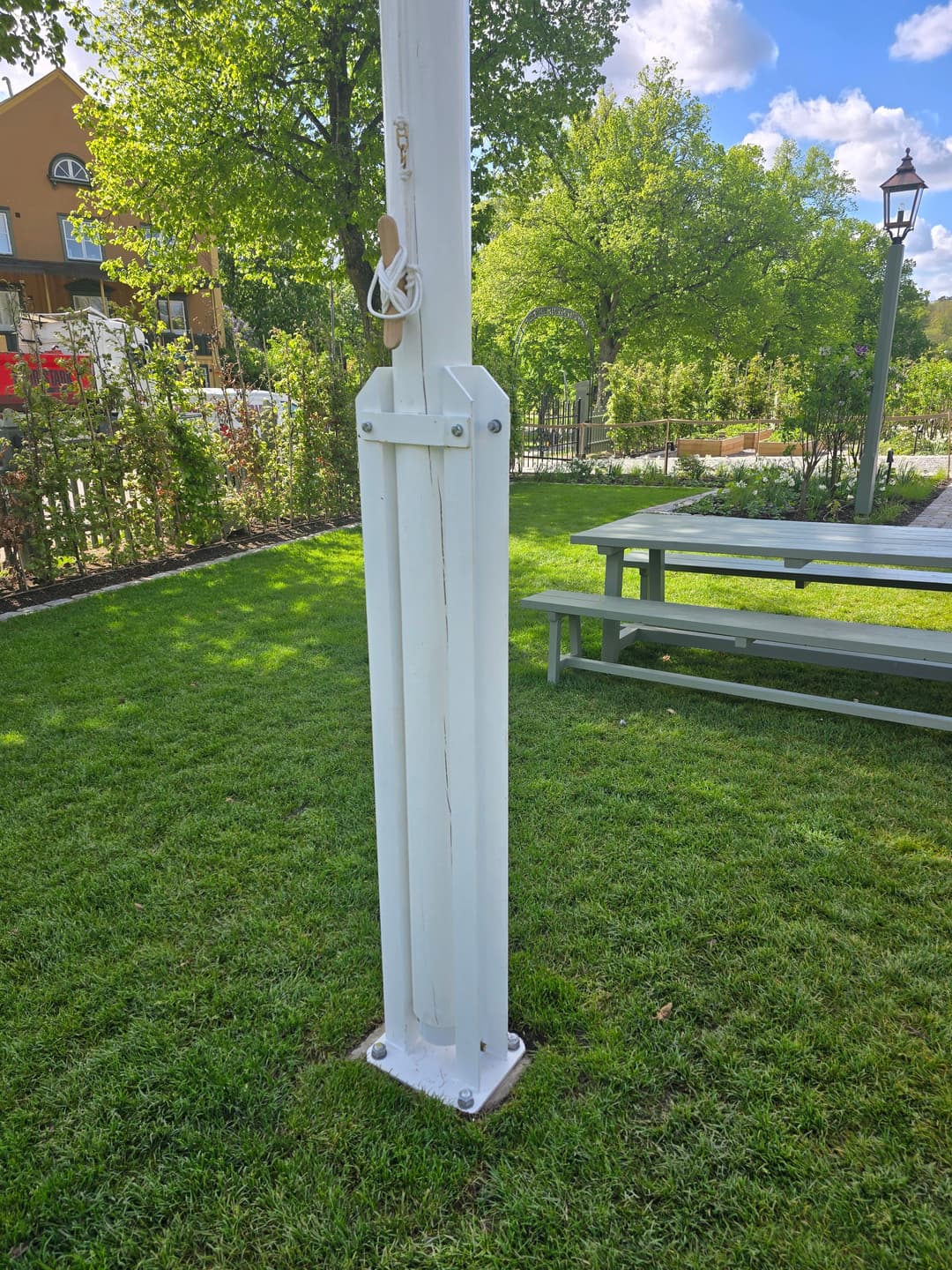 Gammeldags fäste till den handgjorda flaggstången