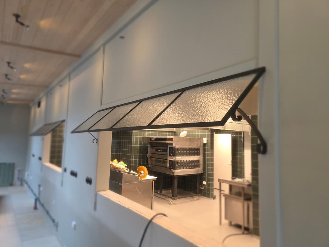 Glastak i serveringen med katedralglas