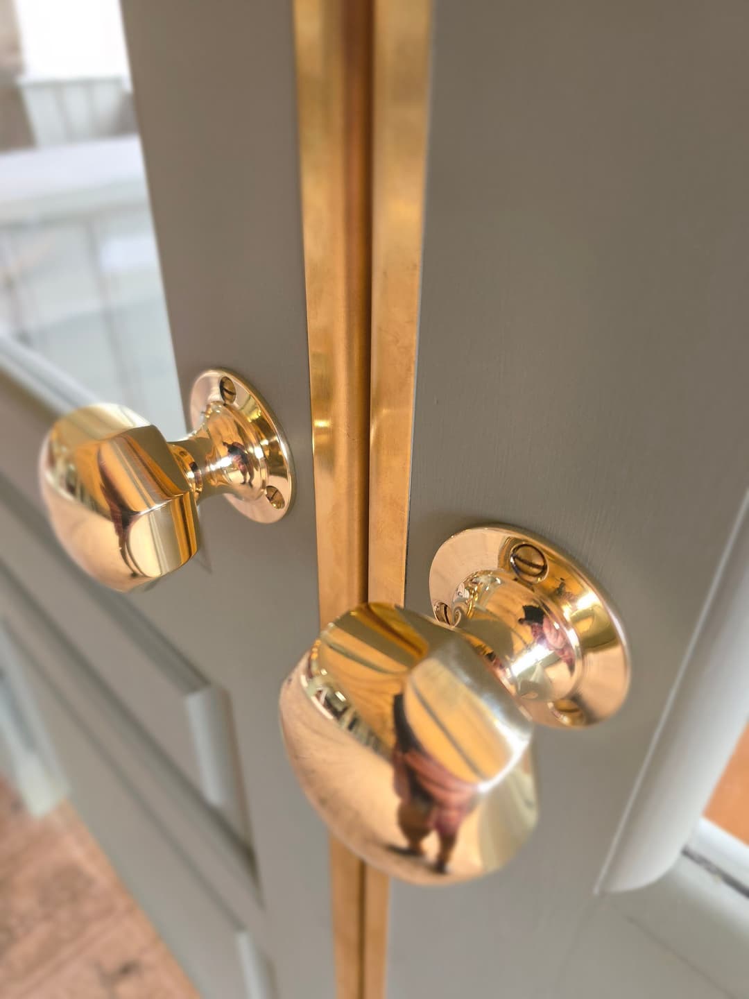 Kantskoning i mässing för att passa tryckena