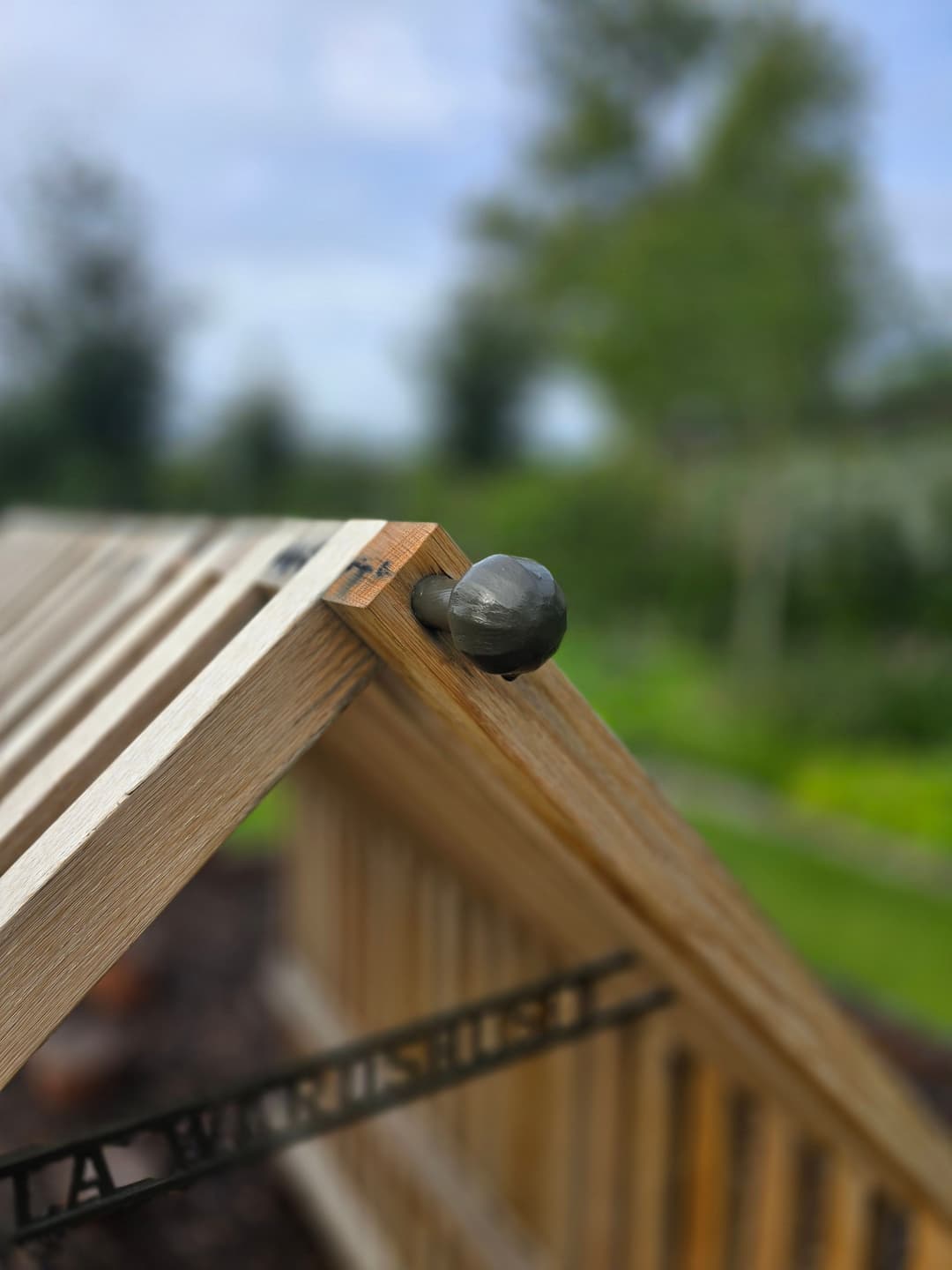 Smidesdetalj på lekstugan 