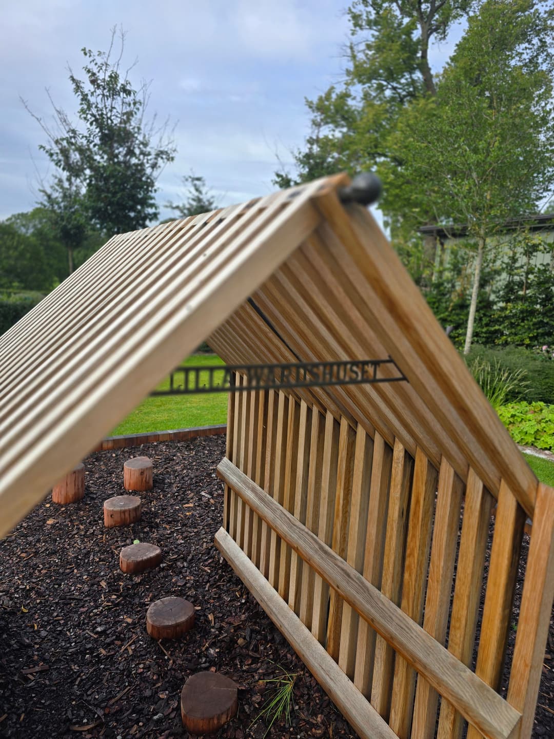 Smidesskylt på lekstugan 